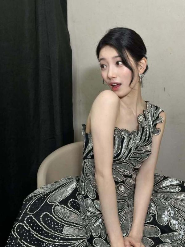 京海配资 裴秀智穿银色吊带裙温柔甜美 对镜灿笑状态超好