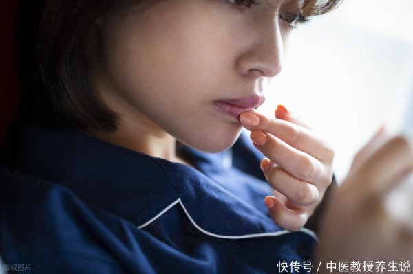 亿赢配资网 嘴唇经常性的干裂脱皮，喝再多的水也没起色？别犹豫，这可能是病